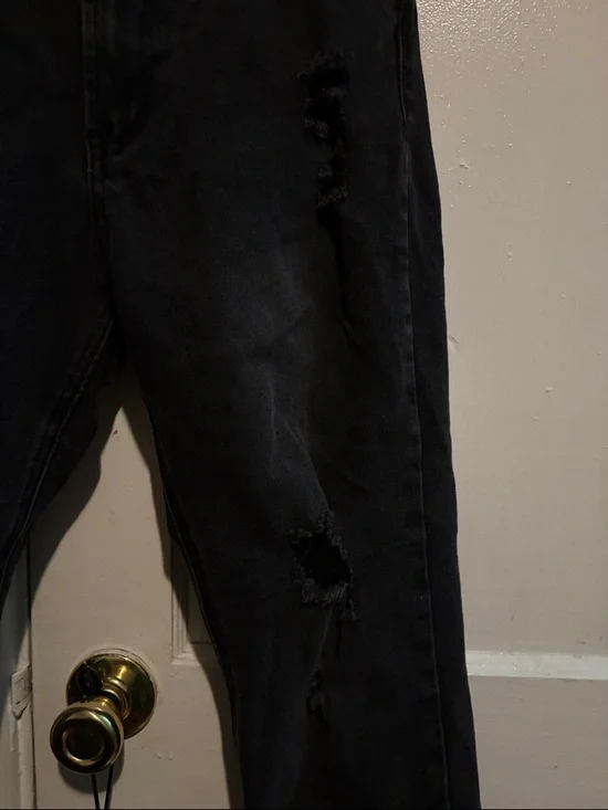 Classic Black Straight-Leg Distressed Jeans for Women - Picture 4 of 4